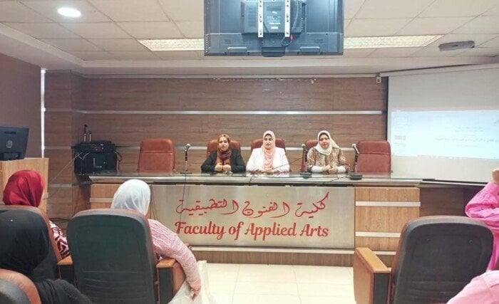 تطبيقية بنها تنظم ندوة توعوية حول الإبداع الفني والتراثي ودور المرأة فى حفظ الهوية