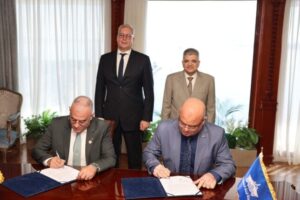 قناة السويس ووزارة البترول توقعان مذكرة تفاهم حول الإجراءات التنفيذية لإنشاء محطة للإسالة والتموين بالغاز الطبيعي المسال