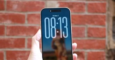 كيفية تمديد عرض الساعة على شاشة القفل فى أيفون بـ iOS 26