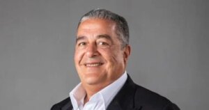 المصري يهنئ ياسين منصور بعد فوزه بمنصب نائب رئيس الأهلي