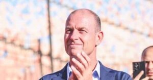 توروب يلتقط صور تذكارية مع جمهور الأهلي بعد الفوز على سيراميكا..فيديو