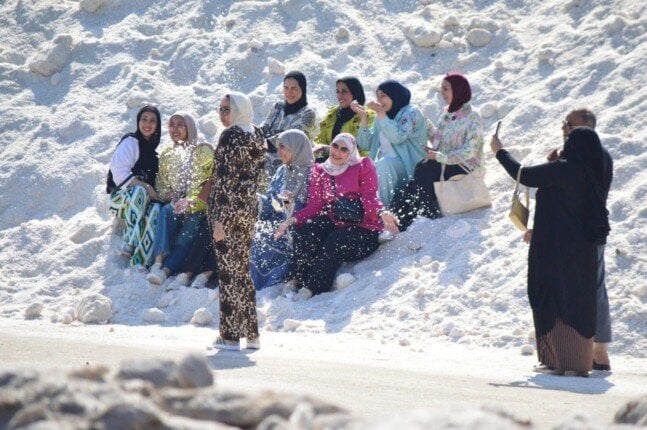 خلال عطلة نهاية الأسبوع….. جبال الملح ببورفؤاد تجذب آلاف الزوار من مختلف محافظات مصر