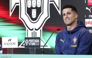 كانسيلو: الدوري السعودي يتطور.. وحلمي العودة إلى بنفيكا
                                                2025.11.11 | 11:07 pm
                                                أكد الدولي البرتغالي جواو كانسيلو، ظهير أيمن فريق الهلال الأول لكرة القدم، تطور مستوى كرة القدم السعودية، كاشفًا في الوقت ذاته عن رغبته بالعودة إلى بنفيكا فريقه السابق.
ونقلت صحيفة «ريكورد» البرتغالية تصريحات للظهير  ...