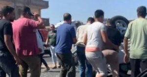 أب وابنه ضمن ضحايا حادث تصادم تريلا وسيارة محملة عمال فى الصف