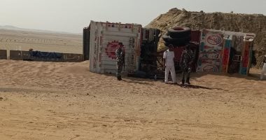 انقلاب سيارة نقل محملة بالقمح بطريق القاهرة أسيوط الصحراوى الغربى