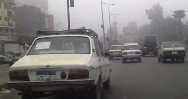 كثافات مرورية بسبب انقلاب حمولة مواد بناء من سيارة نقل بالطريق الأوسطى