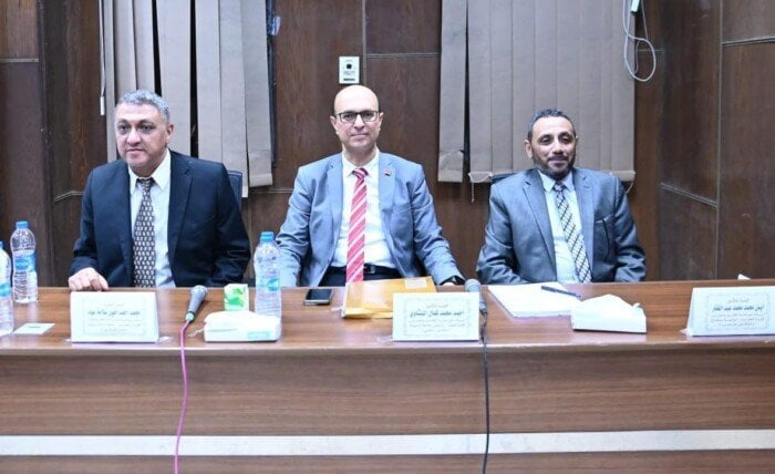 رئيس جامعة أسيوط يشارك في مناقشة رسالة دكتوراة حول «إصابة الكلى الحادة بعد جراحة القلب»