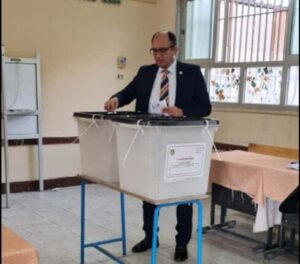 رئيس جامعة حلوان يدلي بصوته في انتخابات مجلس النواب بمدينة 6 أكتوبر