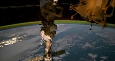 كيف احتمى رواد الفضاء من العواصف الشمسية المتجهة لجميع أنحاء الكوكب؟