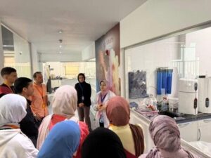 طلاب صيدلة جامعة بني سويف في زيارة علمية متميزة إلى مركز نواة العلمي للأبحاث