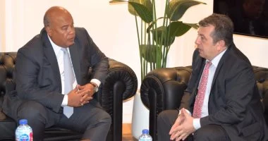 سفير أرمينيا يبحث مع رئيس غرفة القاهرة التجارية تعزيز التعاون