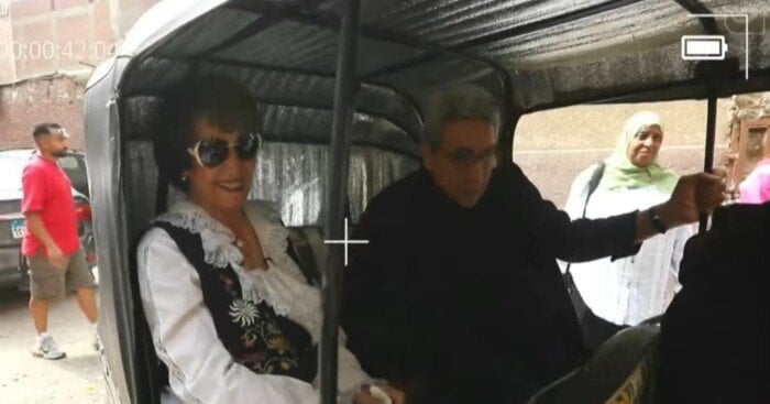 برفقة محمود سعد.. سميرة أحمد تتجول في شوارع الدرب الأحمر بـ«توكتوك»