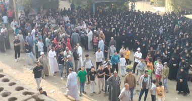 كانوا راجعين من المدرسة.. تشييع جنازة شقيقين توفيا فى حادث تصادم بالقناطر