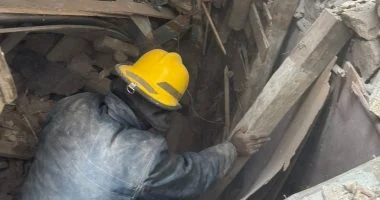 الاستماع لأقوال شهود عيان فى حادث انهيار جزئى لعقار فى روض الفرج.. صور