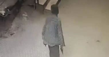 التحقيق في فيديو متداول لرجل يحمل سلاحًا ناريا ويتجول في الشارع بسوهاج