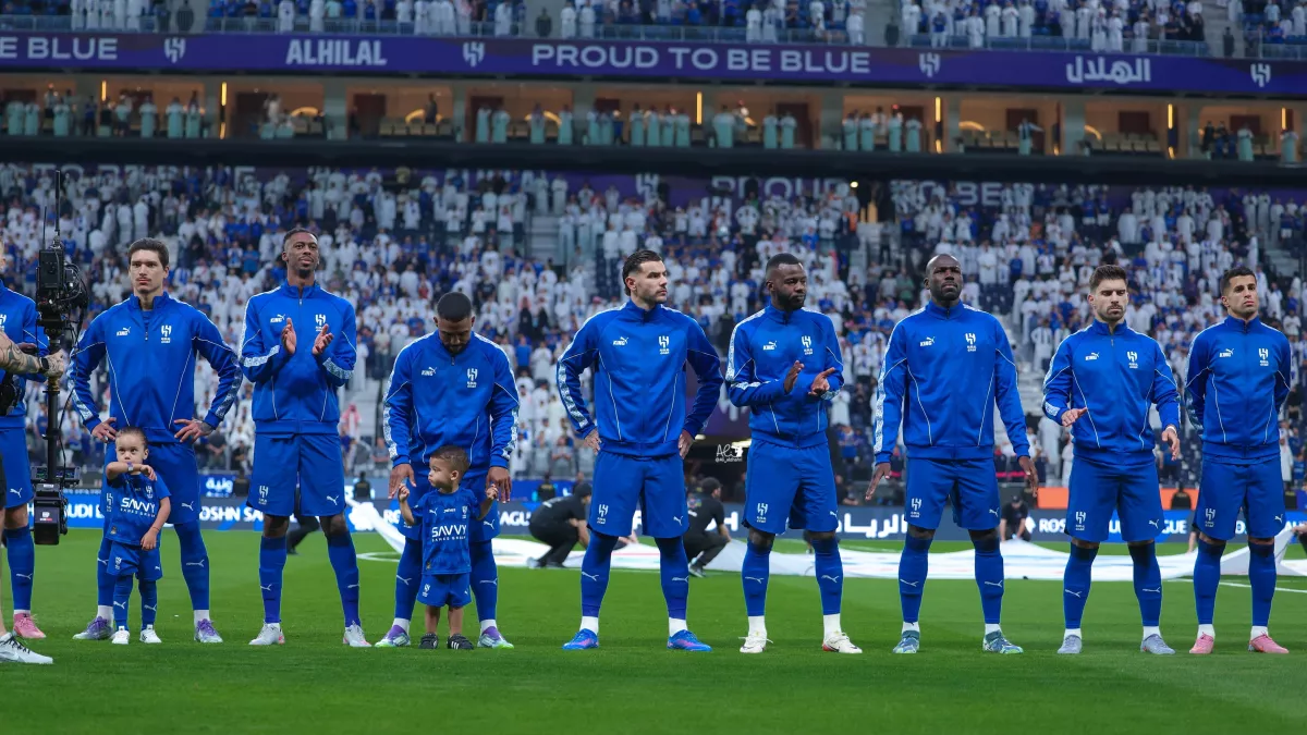 طاقم تحكيم روماني يدير مباراة الهلال والفتح بدوري روشن