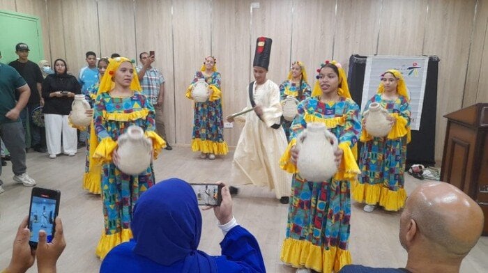 بعروض الأراجوز والماريونتي.. «قنا للفنون والحرف التراثية» يرسم البهجة بمركز أورام قنا