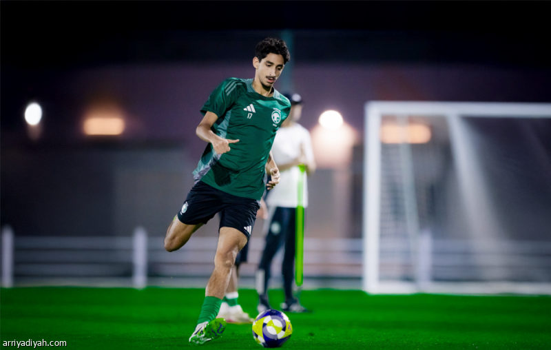 عودة الموقوف.. 3 تغييرات على تشكيل الأخضر
                                                2025.11.11 | 06:32 pm
                                                عاد المدافع سعيد الدوسري إلى تشكيلة المنتخب السعودي تحت 17 عامًا لكرة القدم في مواجهته مع مالي، الثلاثاء، لحساب آخر جولات المجموعة الـ 12 بكأس العالم للناشئين، ضمن 3 تغييرات طرأت على الأسماء التي خاضت اللقاء الماضي أمام  ...