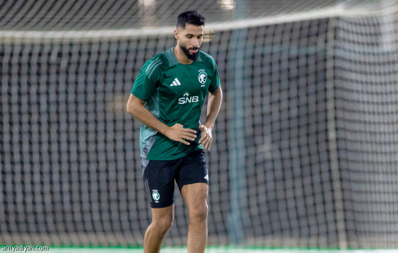 كدمة تقصي الشهري.. وانضمام كادش والشهراني
                                                2025.11.10 | 11:03 pm
                                                غادر صالح الشهري، مهاجم المنتخب السعودي الأول لكرة القدم، التدريب الجماعي، مساء الإثنين في جدة، إثر تلقيه كدمة في الساق، حسبما أعلن اتحاد اللعبة.
في المقابل، انتظم ياسر الشهراني، الظهير الأيسر، والمدافع حسن كادش في  ...