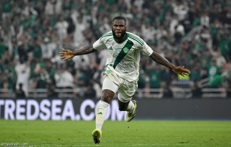 كيسيه مع الأهلي.. رجل المواعيد الصعبة
                                                2025.11.23 | 03:23 pm
                                                فتح فرانك كيسيه، لاعب الوسط الإيفواري في صفوف فريق الأهلي الأول لكرة القدم، طريق فريقه نحو فوزه الخامس دوريًا في الموسم الجاري، بتسجيله أمام القادسية، الجمعة، لحساب الجولة 9 من دوري «روشن»، في مشهد متكرر منذ انتقال  ...