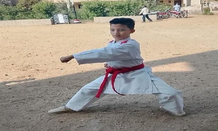 فوز الطالب «محمد أبو زيد» بالمركز الأول فى بطولة الكارتية بأزهر الشرقية وتصعيده للتصفيات على مستوى الجمهورية