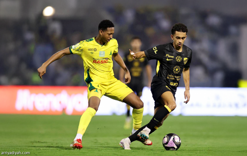 بسيناريو جنوني.. تعادل خامس بين الخليج والاتحاد
                                                2025.11.01 | 07:49 pm
                                                استطاع فريق الاتحاد الأول لكرة القدم تحويل تأخُّره بأربعة أهداف أمام مضيّفه الخليج إلى تعادل 4ـ4، السبت، ضمن سابع جولات دوري روشن السعودي، على ملعب الأمير محمد بن فهد في الدمام، رغم لعبه منقوصًا نحو ساعة كاملة، ليحصل على ...