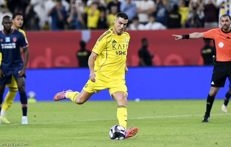 شباك الفيحاء تمنح «الدون» النجومية
                                                2025.11.02 | 06:22 pm
                                                انتزع الأسطورة البرتغالية كريستيانو رونالدو، قائد فريق النصر الأول لكرة القدم، نجومية الجولة السابعة من دوري روشن السعودي، حسبَ آراء نخبةٍ من محللي «الرياضية»، بعد المستويات الكبيرة وتسجيله هدفين أمام الفيحاء في  ...