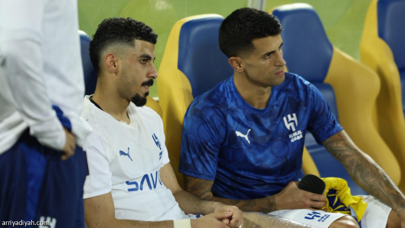 لاجامي يتألم
                                                2025.11.04 | 01:35 am
                                                حاول عددٌ من لاعبي فريق الهلال الأول لكرة القدم الاطمئنان على زميلهم المدافع علي لاجامي بعد صافرة نهاية المواجهة مع الغرافة القطري، الإثنين، ضمن دوري أبطال آسيا للنخبة.
ولعِب لاجامي المباراة أساسيًّا، على ملعب ثاني بن  ...