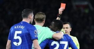 لاعب إيفرتون يعتذر عن صفع زميله ضد مانشستر يونايتد