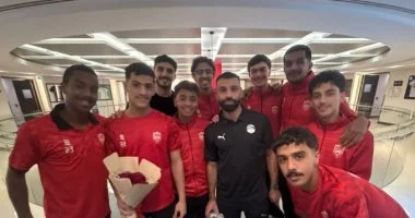 لاعبو أولمبي البحرين يلتقطون صورة تذكارية مع محمد صلاح في معسكر الإمارات