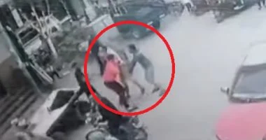 كاميرات المراقبة ترصد لحظة اعتداء سيدة وآخرون على شاب فى منشأة القناطر