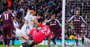 ليدز يتقدم 1-0 على أستون فيلا فى شوط أول نارى بالدورى الإنجليزى