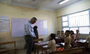 محافظ أسوان يتفقد عدداً من المدارس لمتابعة انتظام العملية التعليمية