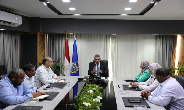 لخدمة 78 قرية.. محافظ أسوان يوجه بالإسراع بوتيرة العمل في مشروعات "مياه وصرف صحي"