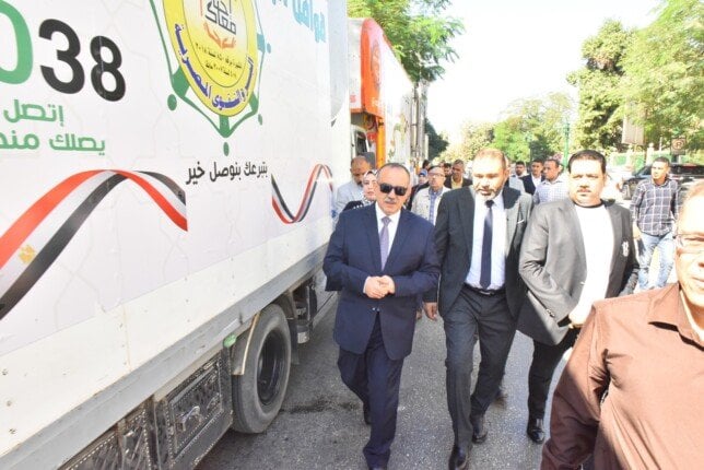 محافظ أسيوط يتفقد قافلة «البر والتقوى» لدعم الأسر الأولى بالرعاية وتجهيز العرائس