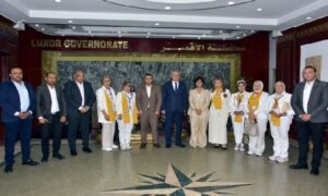 محافظ الأقصر يستقبل وفد نادي لوينز سبورتنج بالإسكندرية