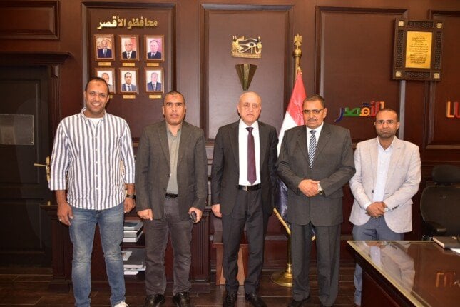 محافظ الأقصر يبحث خطط تطوير المنظومة الخدمية مع رئيس شركة مياه الشرب الجديد