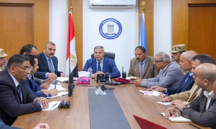 محافظ الإسكندرية يواصل متابعة سير انتخابات مجلس النواب من مركز العمليات الرئيسي