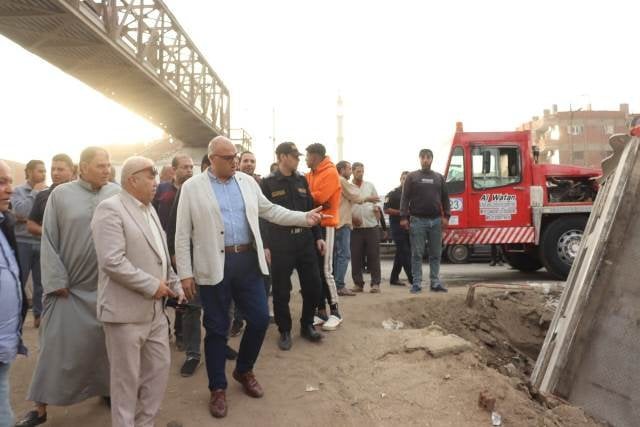 محافظ القليوبية يُتابع حادث انقلاب تريلا في ترعة بطوخ ويوجه بدراسة فورية لتوسعة الكوبري