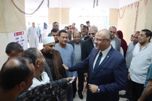 محافظ القليوبية يتابع انتخابات مجلس النواب في يومها الأول ويشيد بالإقبال الوطني