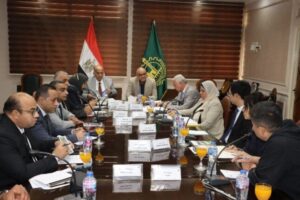 محافظ القليوبية يناقش آليات تنفيذ مشروع تحويل النفايات إلى طاقة كهربائية