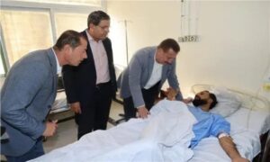 محافظ المنوفية يزور مصابى حريق مصنع السادات