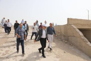 لمواجهة مخاطر الأمطار.. محافظ المنيا يتفقد مخر سيل السرارية بسَمالوط ويأمر بالتطهير الدوري