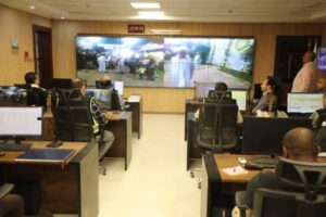 محافظ بني سويف يُتابع غلق لجان ومقار الاقتراع في ختام اليوم الأول لانتخابات مجلس النواب