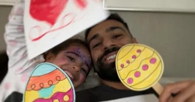 محمد صلاح يحتفل مع كيان بأرقامه القياسية الجديدة فى ليفربول