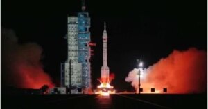 مركبة الصين شنتشو 21 تلتحم بمحطة الفضاء وتسجل رقما قياسيا في السرعة