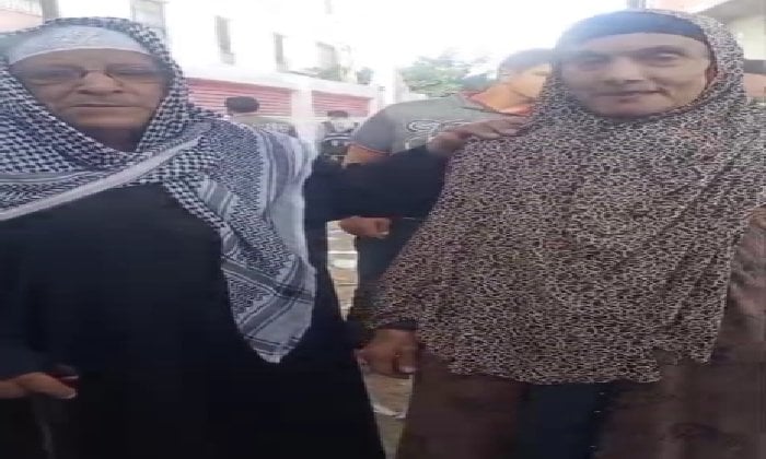 إصرار على المشاركة.. مسن وزوجته يحرصان على الإدلاء بصوتهم في انتخابات النواب بالبحيرة