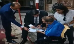 على كرسي متحرك.. مسن يحرص علي الإدلاء بصوته في انتخابات مجلس النواب بالإسكندرية