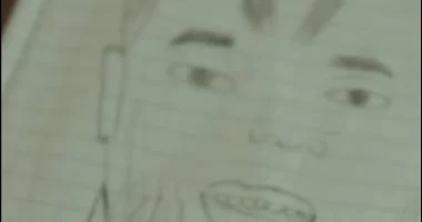 شاهد .. مشجع أهلاوى يرسم احتفالات اللاعبين ويمنحهم تلك الصور بمقر إقامتهم بالعين