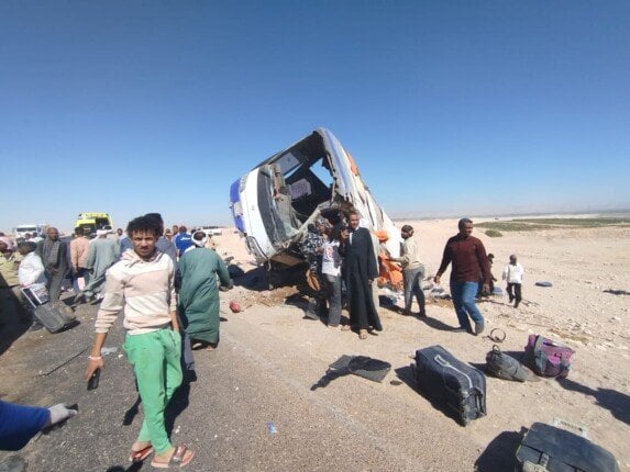 مصرع وإصابة 25 شخصًا في انقلاب أتوبيس رحلات على "الصحراوي الغربي" بالأقصر